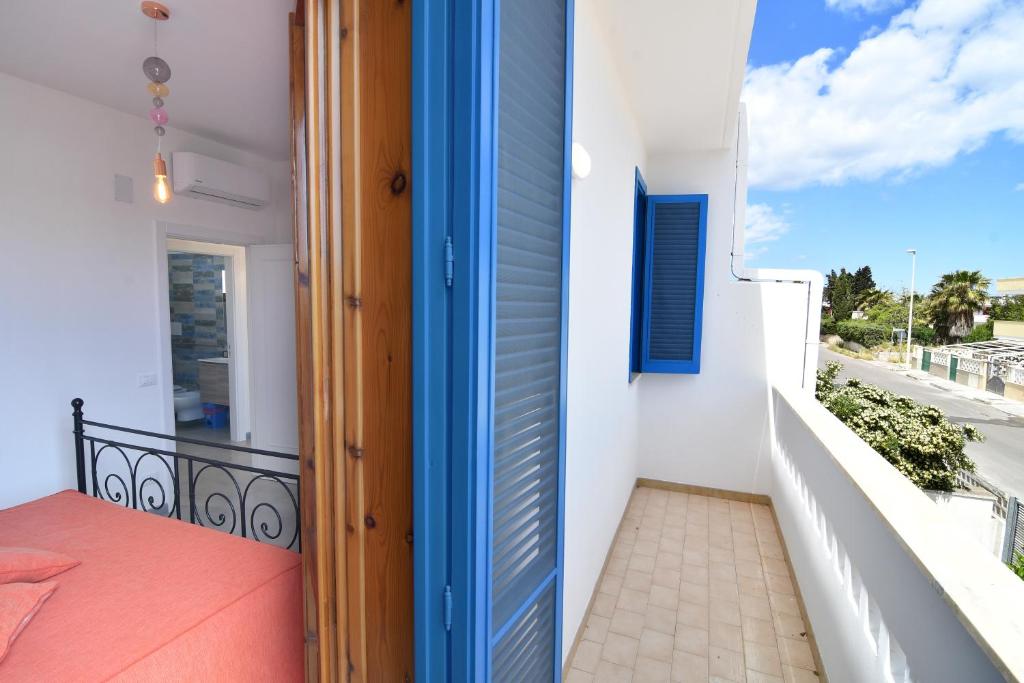 A balcony or terrace at Casa vacanze a pochi passi dal mare - AZZURRO DEL MARE -