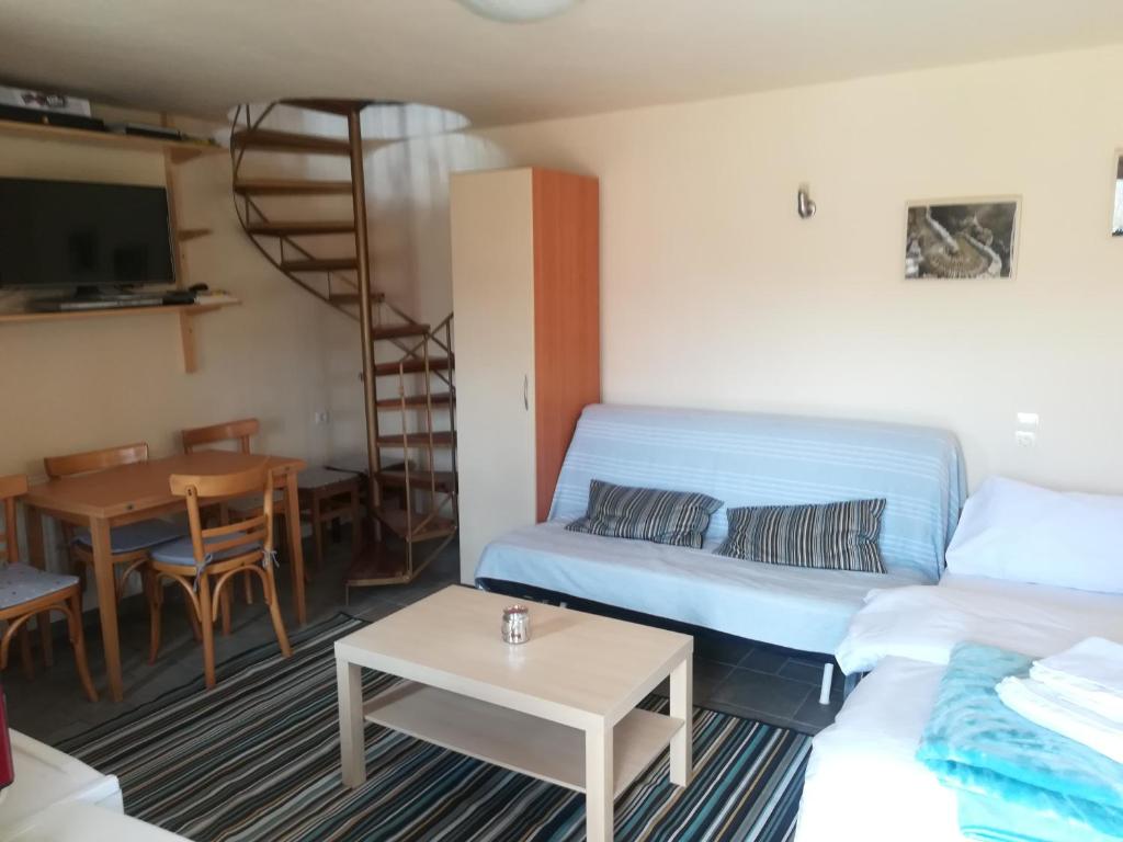 Postel nebo postele na pokoji v ubytování Amanitis Stone House