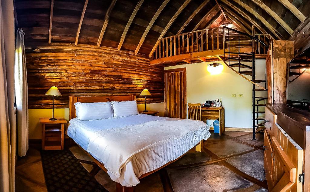 Ein Bett oder Betten in einem Zimmer der Unterkunft TREE TREK BOQUETE Adventure Park