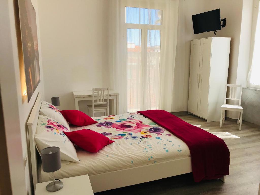 una camera da letto con un grande letto con cuscini rossi di Cinqueterre Manarola a La Spezia