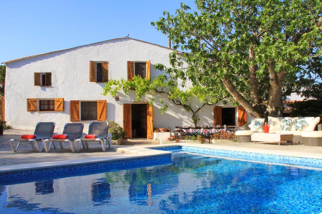 een huis met een zwembad voor een huis bij Masia Can Magan Lux, Ideal Grupos 20pax in Palafolls