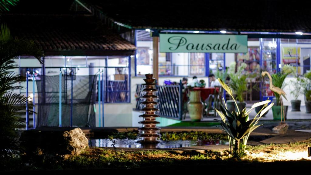 Ein Gebäude mit einem Schild, auf dem "Pazaleska" steht. in der Unterkunft Pousada Trilha da Serra in São João del Rei