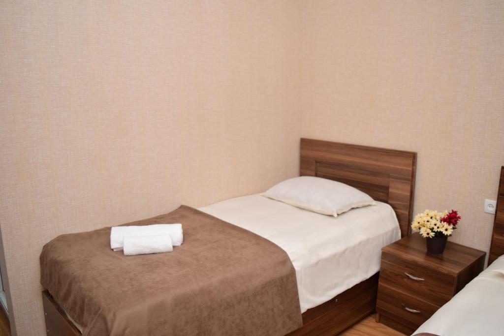 Postel nebo postele na pokoji v ubytování Rustaveli Alley