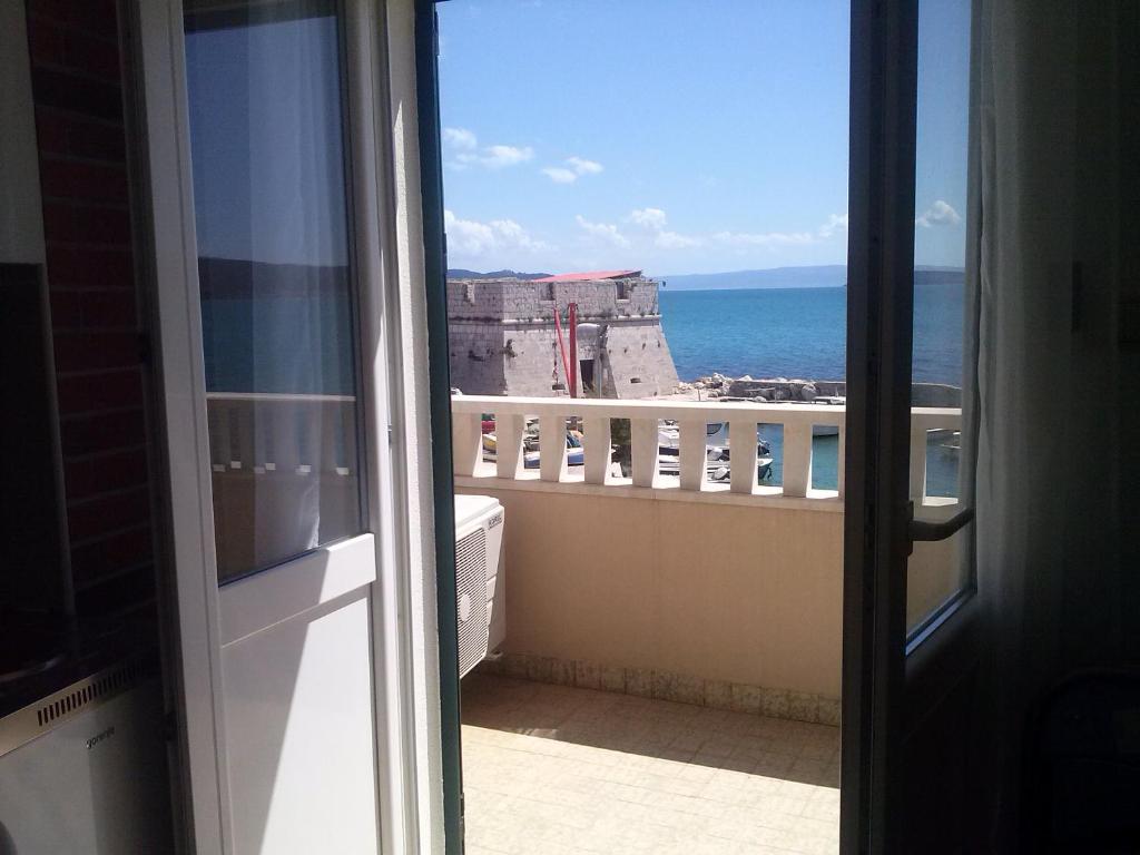 - un balcon offrant une vue sur l'océan dans l'établissement Studio Apartment Mala plaža, à Kaštela