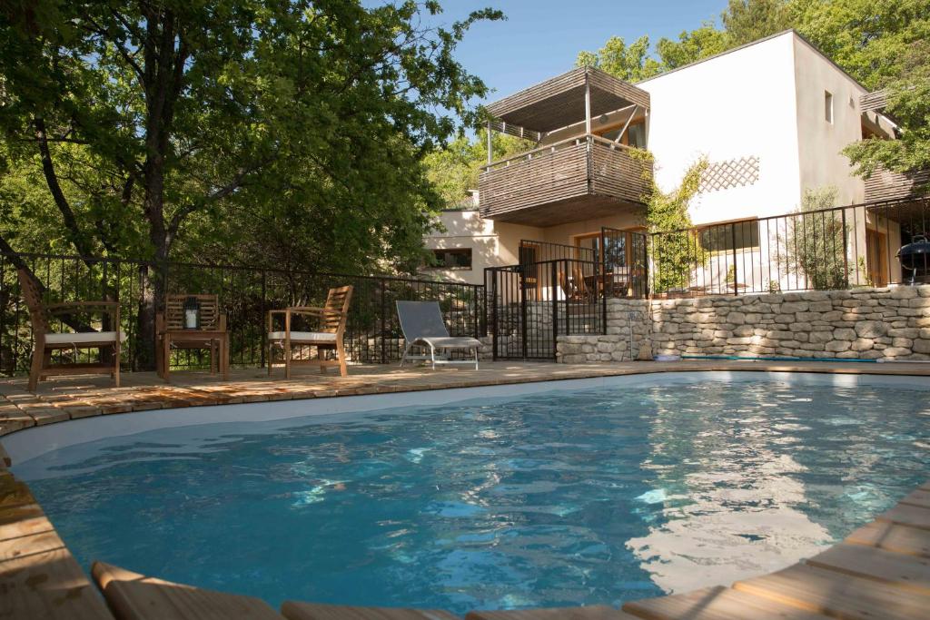 - une piscine en face d'une maison dans l'établissement La Source, à Saint-Saturnin-lès-Apt