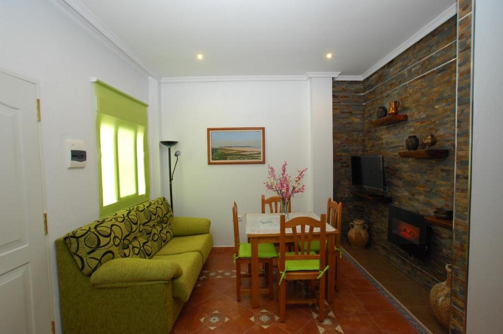 Apartamento Triana l Bolonia, Tarifa في بولونيا: غرفة معيشة مع أريكة وطاولة