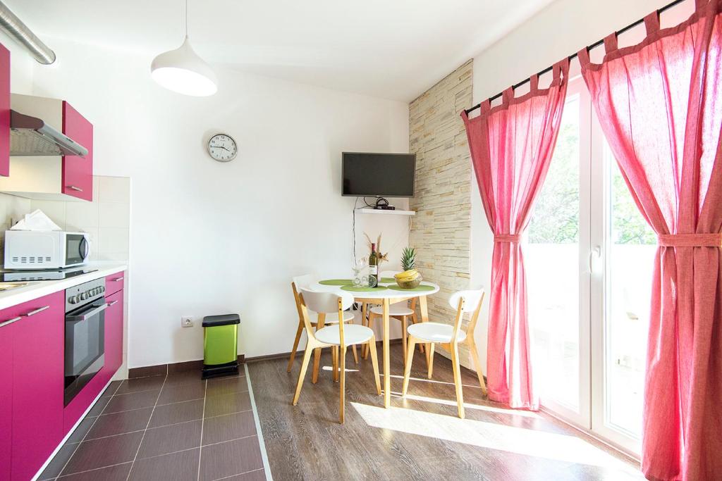 Kuchyň nebo kuchyňský kout v ubytování Apartments CAPE Deluxe