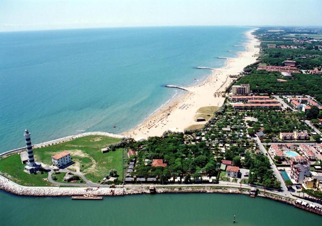 una vista aérea de una playa con un faro en Villa al Mare Camping-Village - 4 Stelle en Cavallino-Treporti