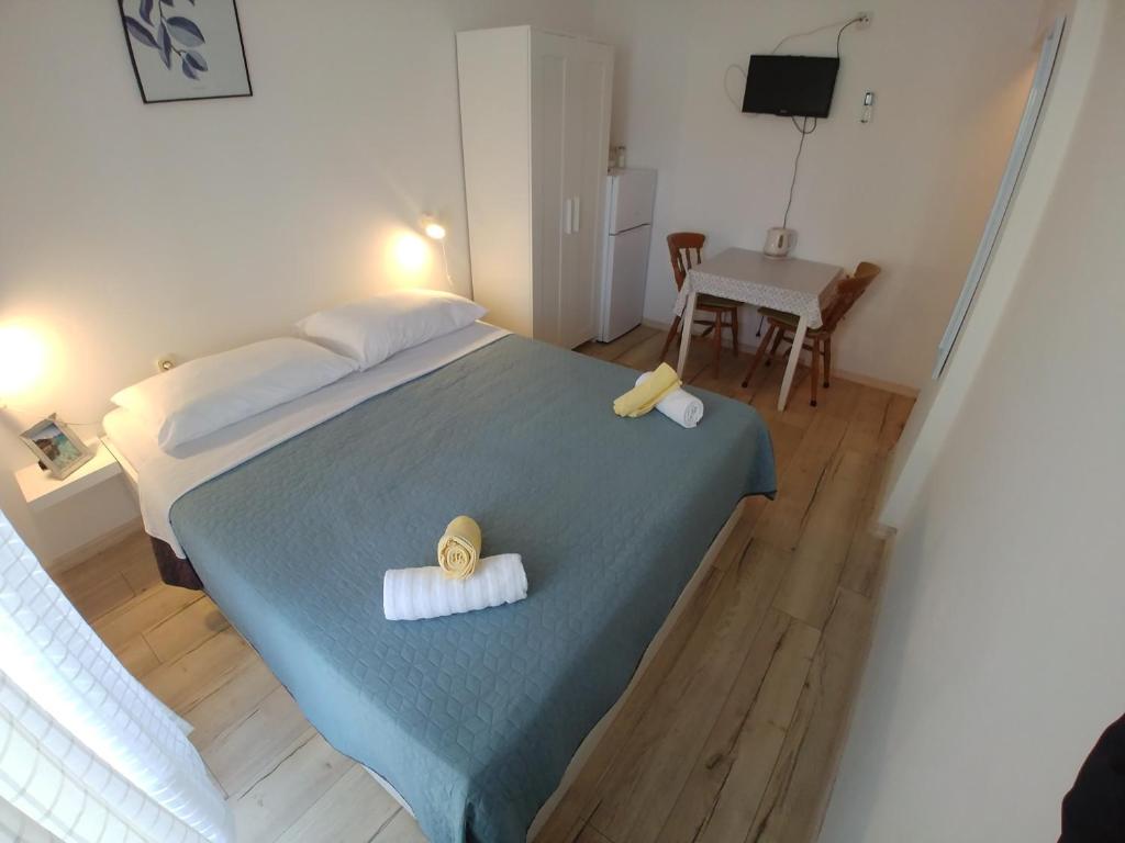 ein Schlafzimmer mit einem Bett mit zwei Handtüchern darauf in der Unterkunft Apartmani Sali Seaview in Sali