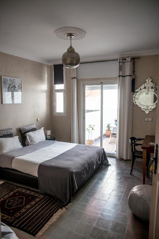 Postel nebo postele na pokoji v ubytování Dar Sami, Riad Bab Kasbah