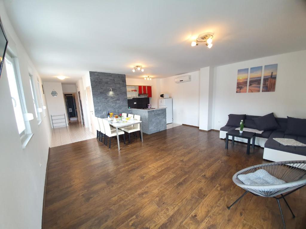 Kuchyň nebo kuchyňský kout v ubytování Apartments Lara