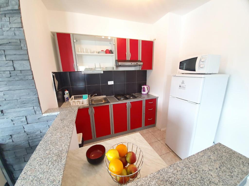 Kuchyň nebo kuchyňský kout v ubytování Apartments Lara