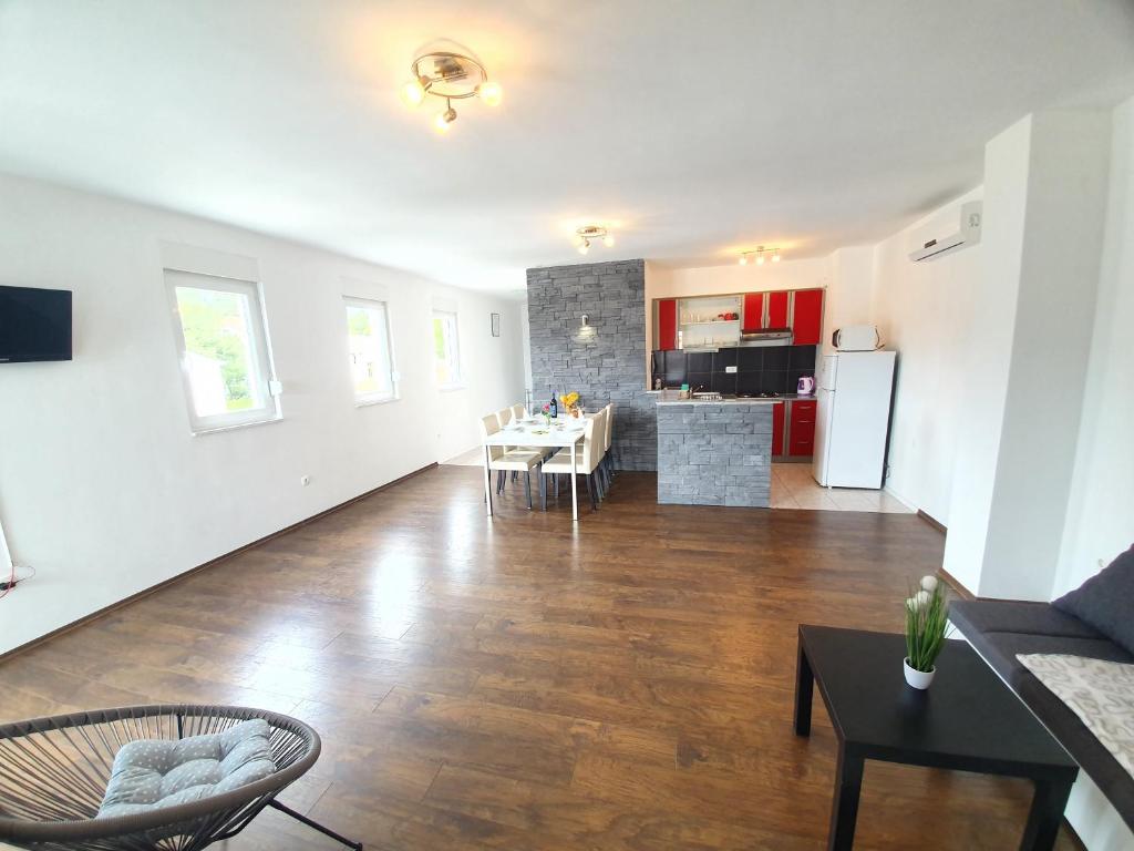 Kuchyň nebo kuchyňský kout v ubytování Apartments Lara