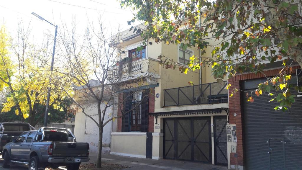 un camion parcheggiato di fronte a un edificio di COMO EN CASA en Buenos Aires a Buenos Aires