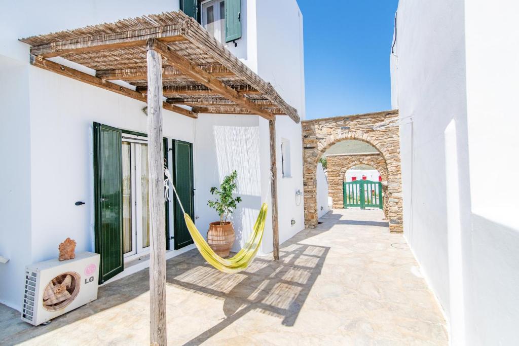 - un patio avec un hamac dans un bâtiment dans l'établissement Villa Leiland, à Panormos