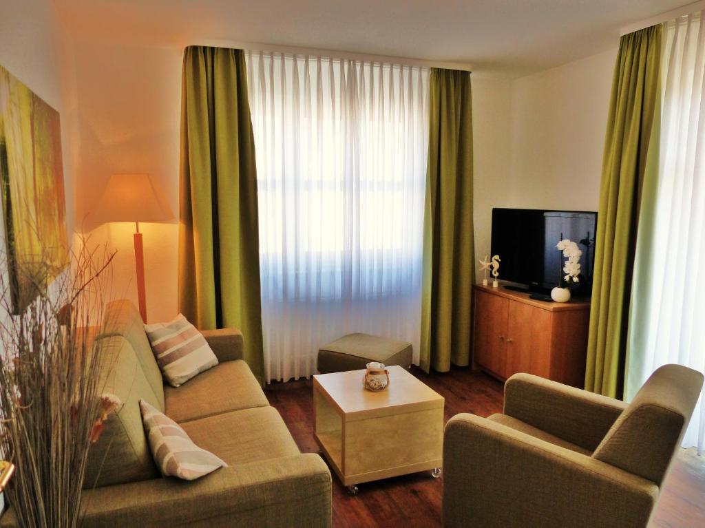 ein Wohnzimmer mit Sofa und Fernseher in der Unterkunft Ferienwohnung 14 - Sofia Haus Hühnergott in Ostseebad Sellin