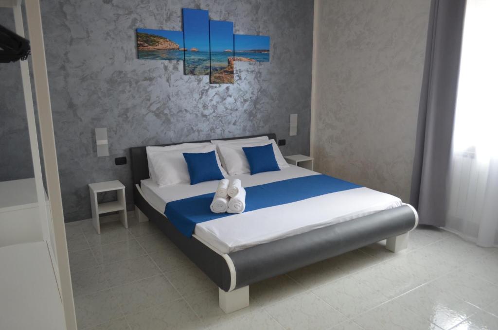 una camera da letto con un letto con un orsacchiotto sopra di B&B La Munachell a Vieste
