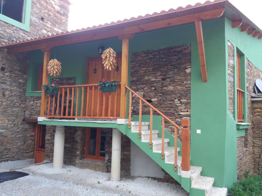 Lourenzá的住宿－CASA XEADA，一座带甲板和楼梯的房屋