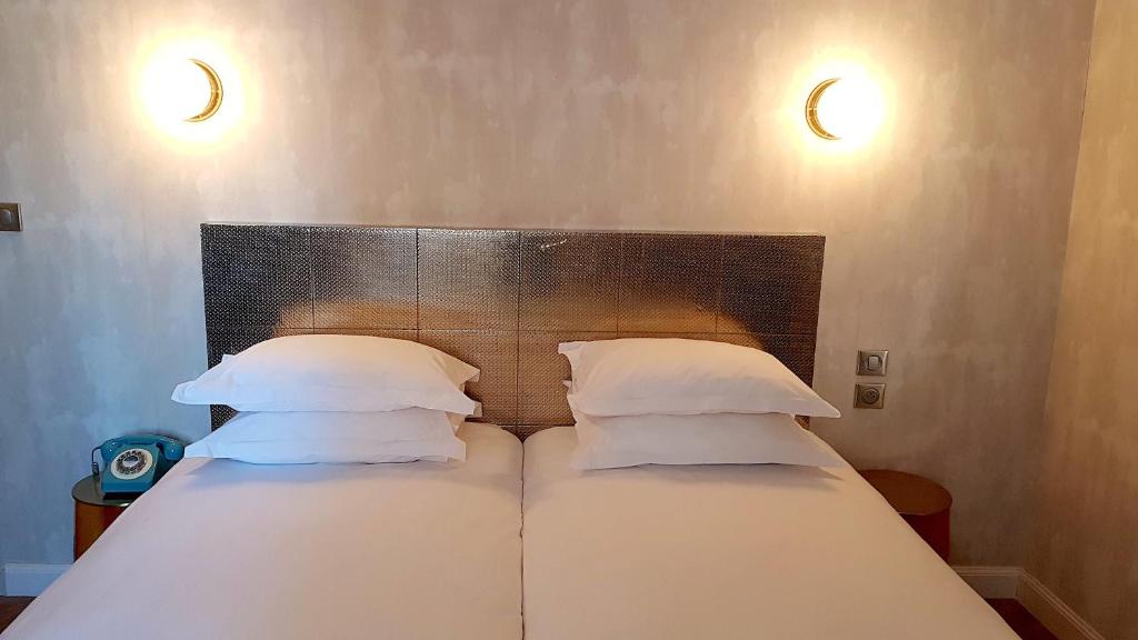 Postel nebo postele na pokoji v ubytování Hôtel L'orque Bleue