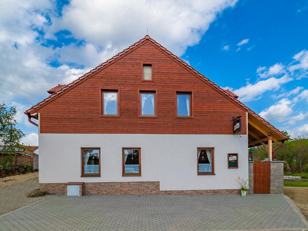 Casa blanca grande con techo de madera en Penzion Pastouška s pohostinstvím en Moravský Krumlov