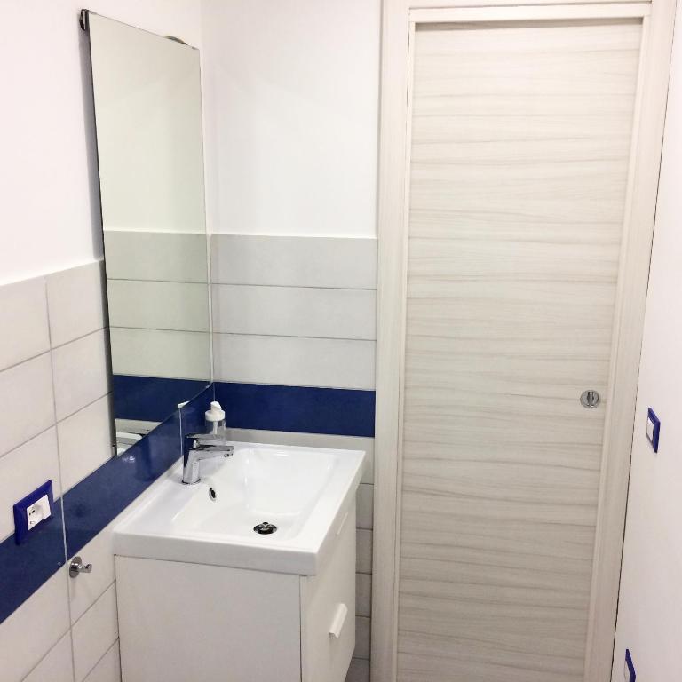 A bathroom at La finestra sul cortile