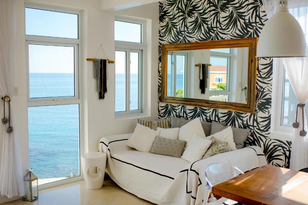 Posezení v ubytování Ocho Rios Penthouse at Whispering Seas