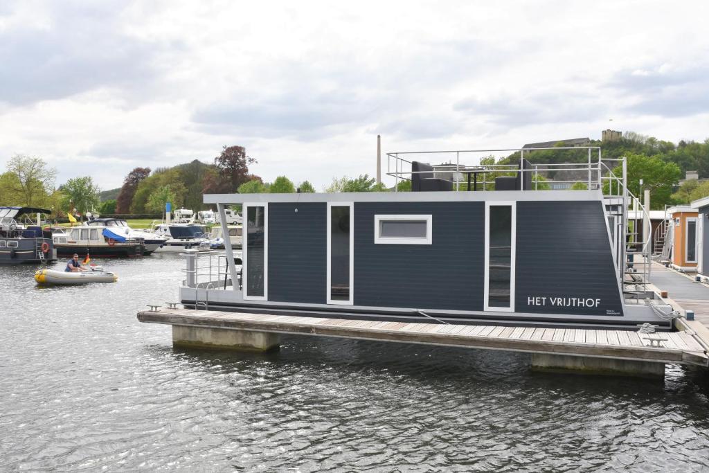 a tiny house on a dock in the water at Cozy floating boatlodge "Het Vrijthof" in Maastricht