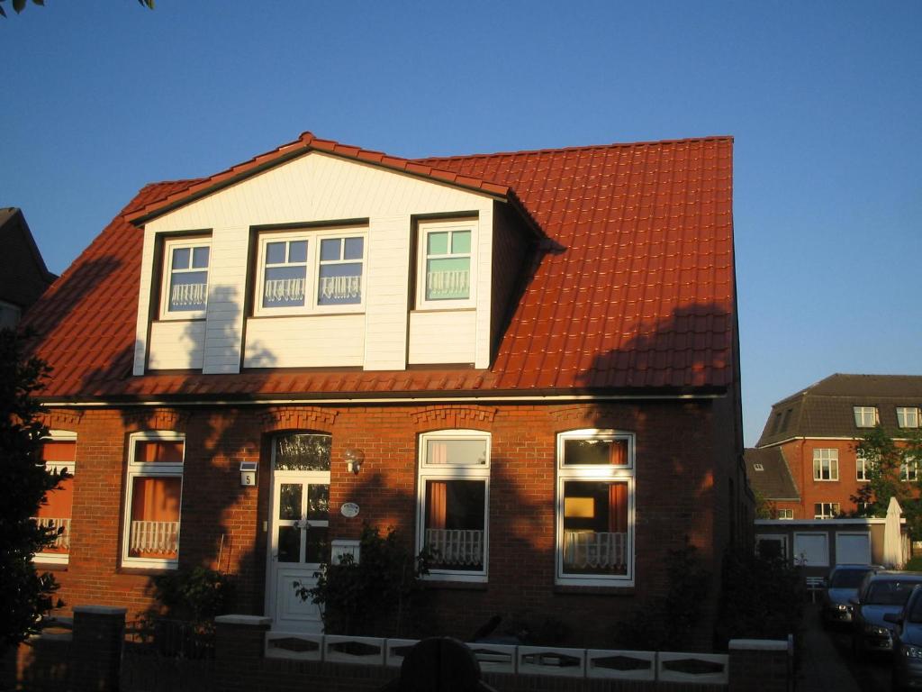 ein Backsteinhaus mit rotem Dach in der Unterkunft Haus Pop in Borkum