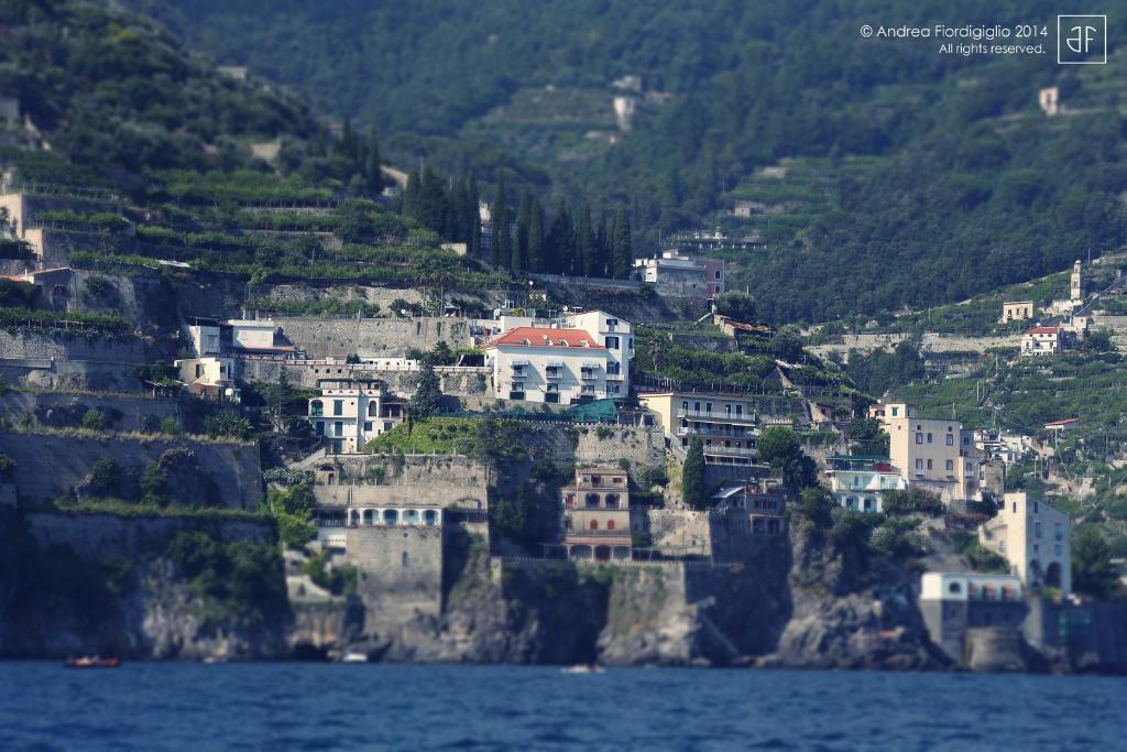 un grupo de casas en una colina junto al agua en MY CHARMING HOUSE - Luna apartment, en Ravello