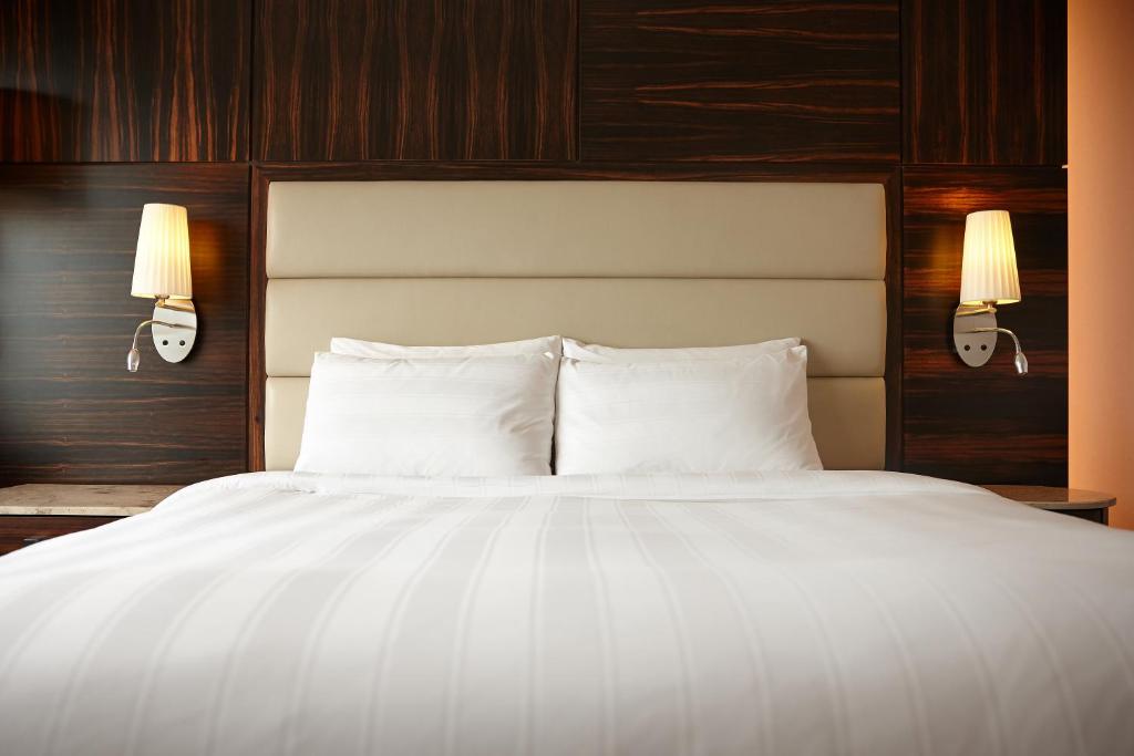 Postel nebo postele na pokoji v ubytování Lotte Hotel Busan