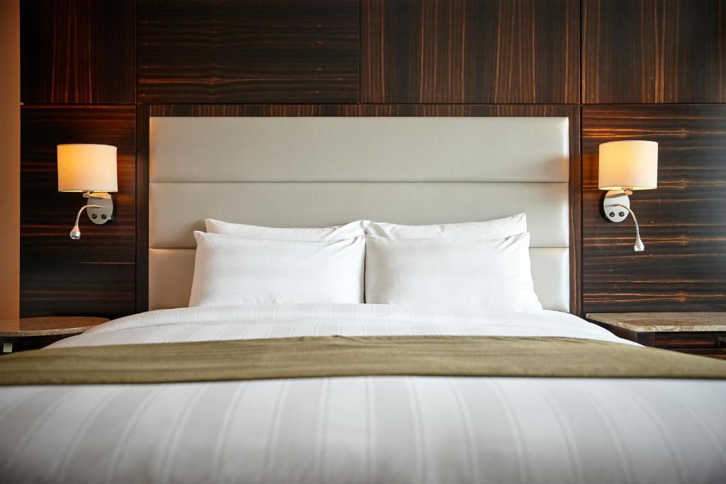 Postel nebo postele na pokoji v ubytování Lotte Hotel Busan
