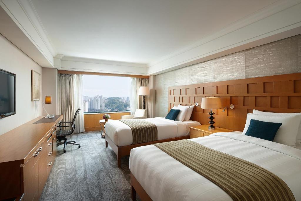 Postel nebo postele na pokoji v ubytování Lotte Hotel Busan