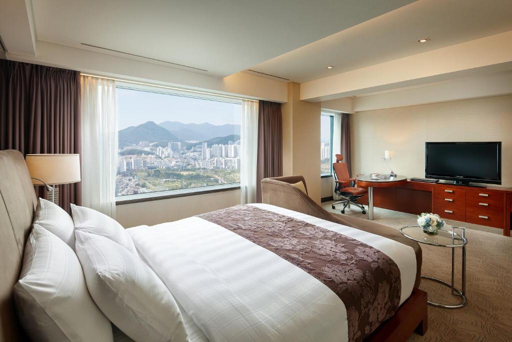 TV a/nebo společenská místnost v ubytování Lotte Hotel Busan