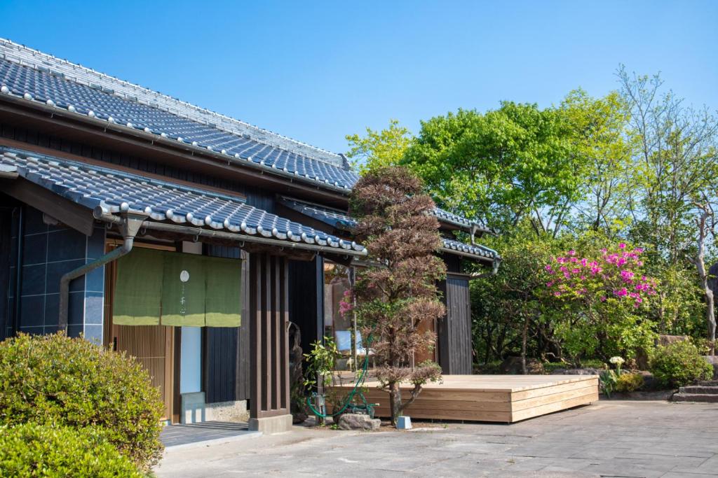 Shintomi的住宿－貸切宿 茶心，前面有长凳的建筑