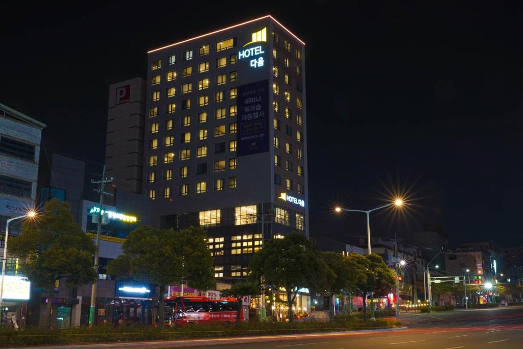 蔚山的住宿－Hotel Daoom，一座高大的建筑,晚上有灯