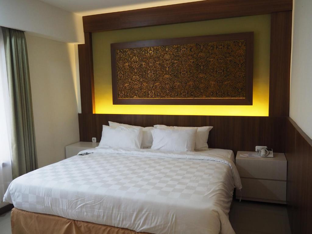 Postel nebo postele na pokoji v ubytování Luminor Hotel Banyuwangi By WH