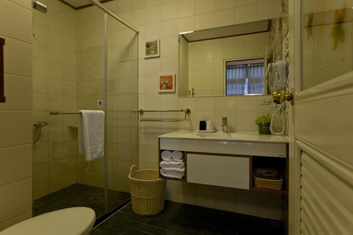 Ванна кімната в Tobe Home