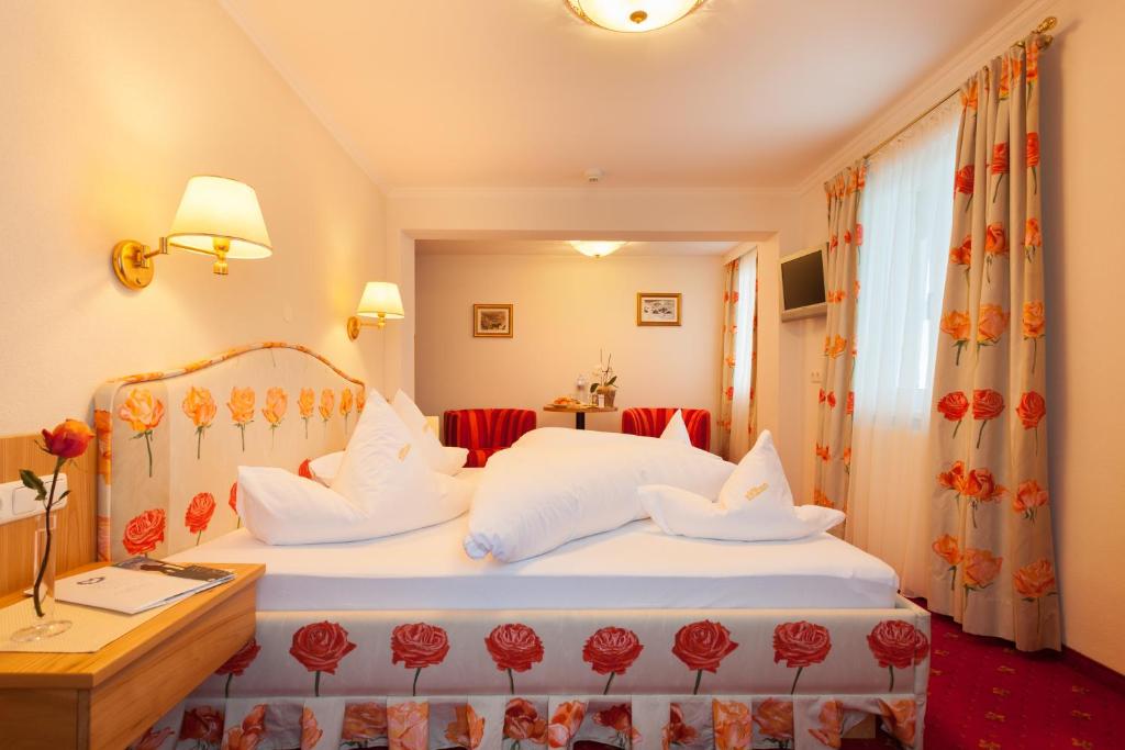 Postel nebo postele na pokoji v ubytování Hotel Enzian