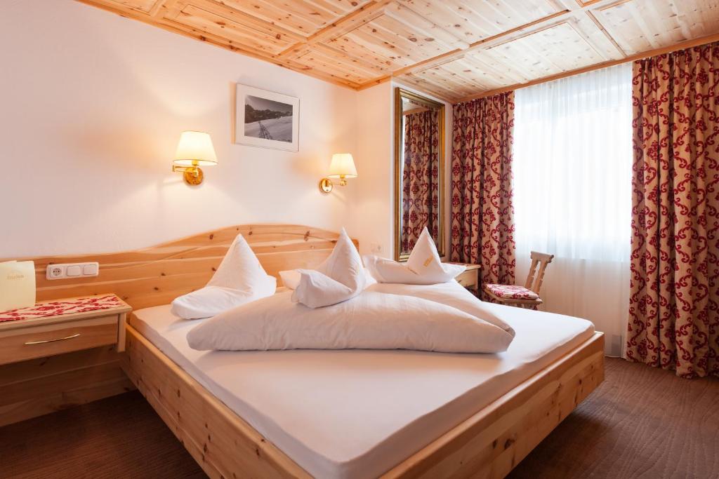 Postel nebo postele na pokoji v ubytování Hotel Enzian