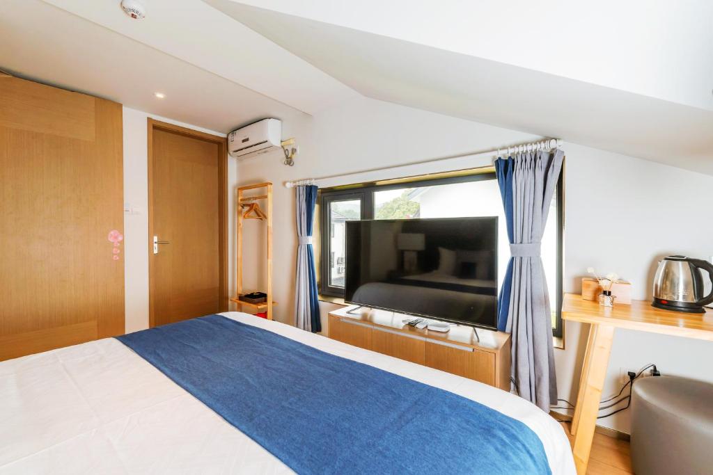 Postel nebo postele na pokoji v ubytování Hangzhou Ziwei Boutique Homestay