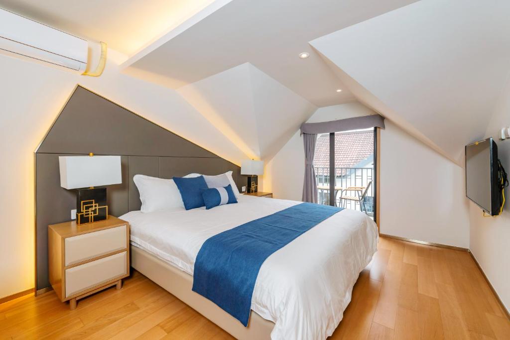 Postel nebo postele na pokoji v ubytování Hangzhou Ziwei Boutique Homestay