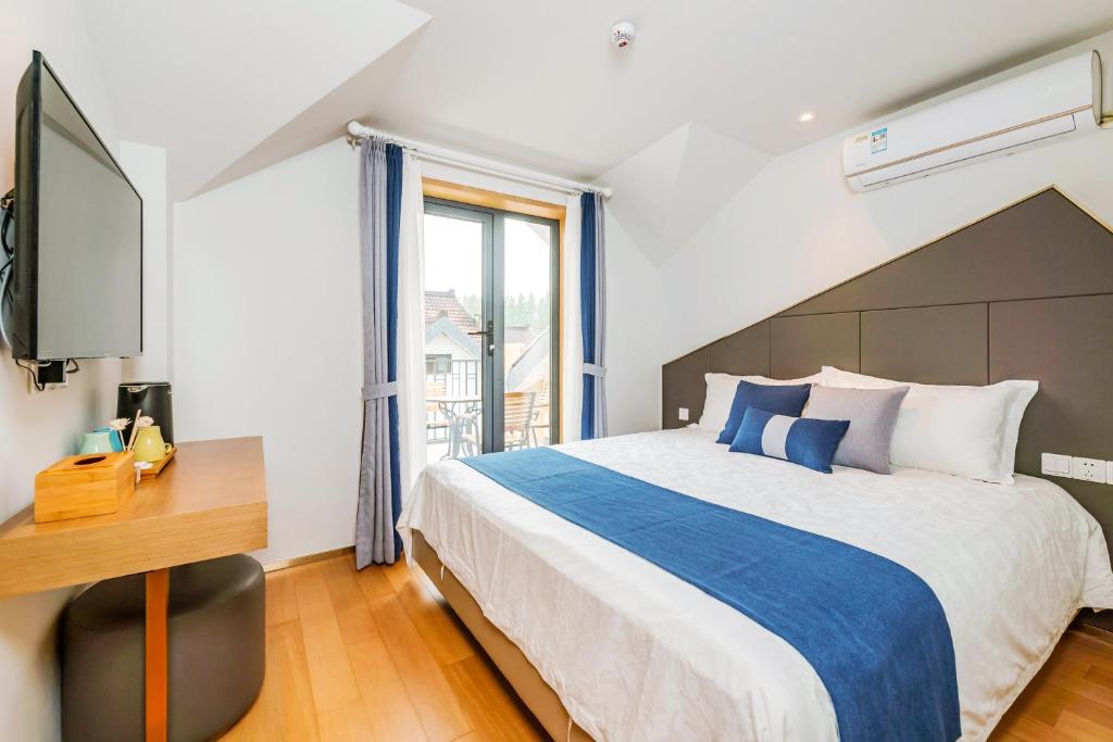 Postel nebo postele na pokoji v ubytování Hangzhou Ziwei Boutique Homestay