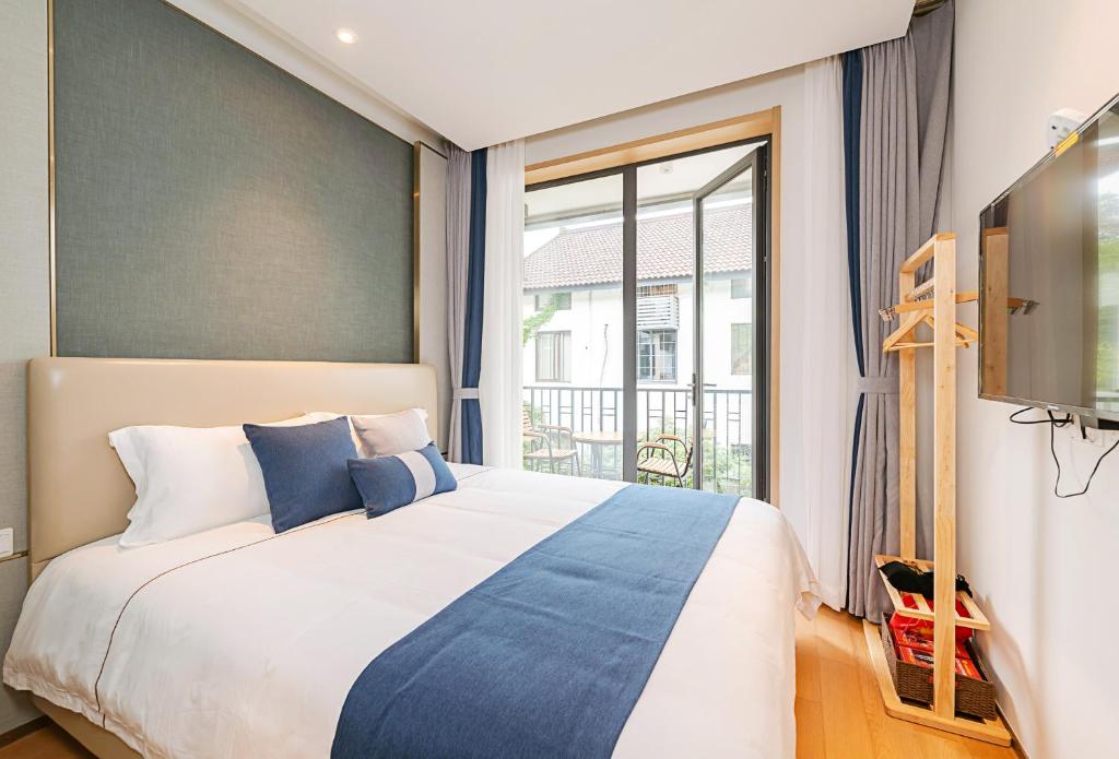 Postel nebo postele na pokoji v ubytování Hangzhou Ziwei Boutique Homestay
