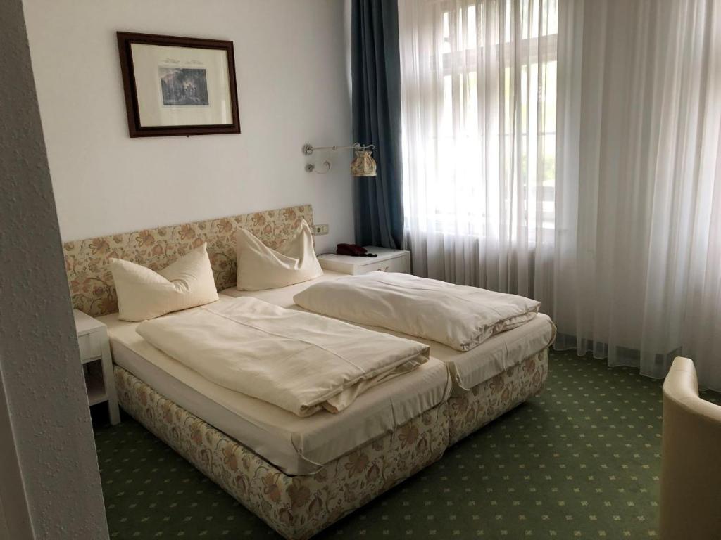 Postel nebo postele na pokoji v ubytování Hotel zur Post
