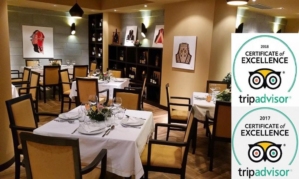 Um restaurante ou outro lugar para comer em Petit Hotel Elita