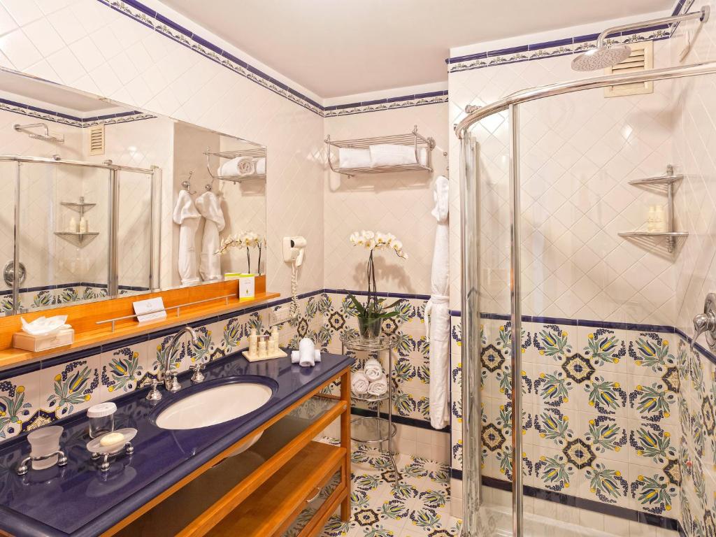 Koupelna v ubytování Manzi Hotel & Spa