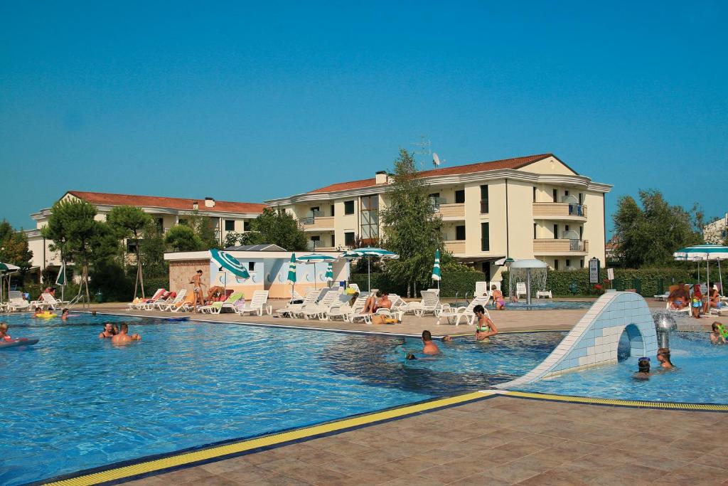 un gruppo di persone in piscina di Olmi Lido Altanea a Caorle