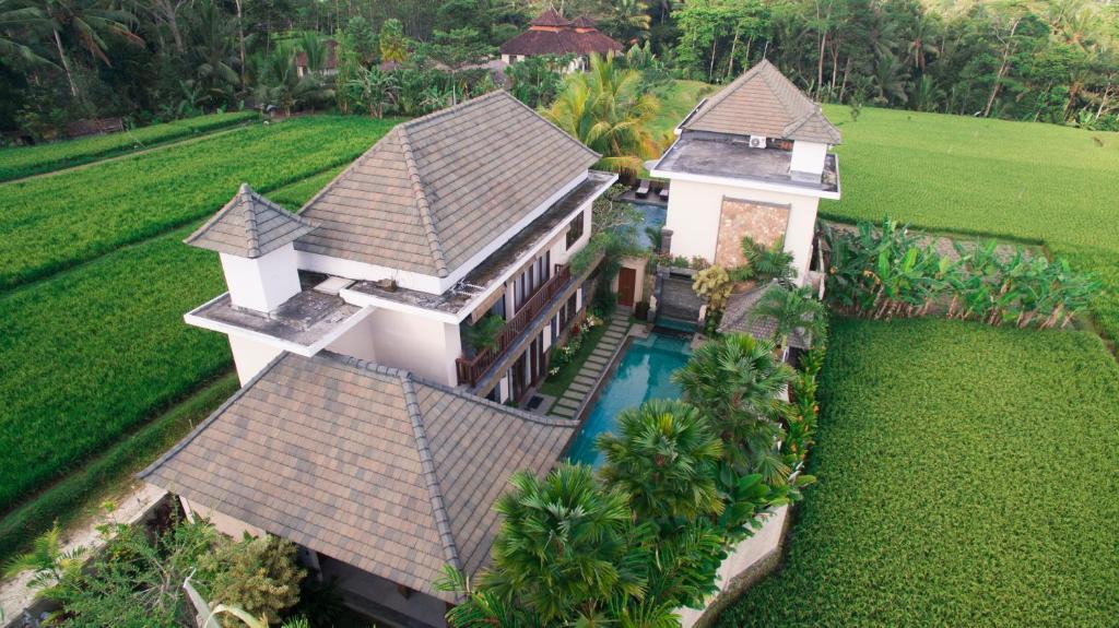 een luchtfoto van een huis met een zwembad bij Alosta Luxury Private Villa in Ubud