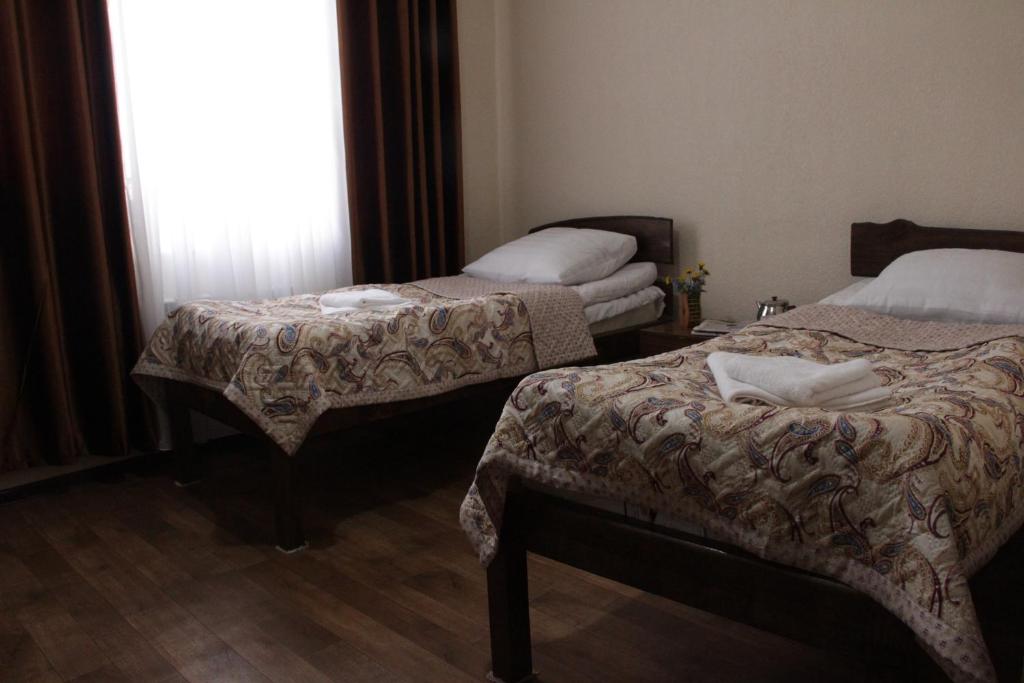Postel nebo postele na pokoji v ubytování Snow Leopard Hostel