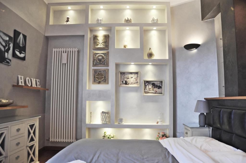 1 dormitorio con 1 cama y una pared con estanterías en The sea from the hills, en Casarza Ligure
